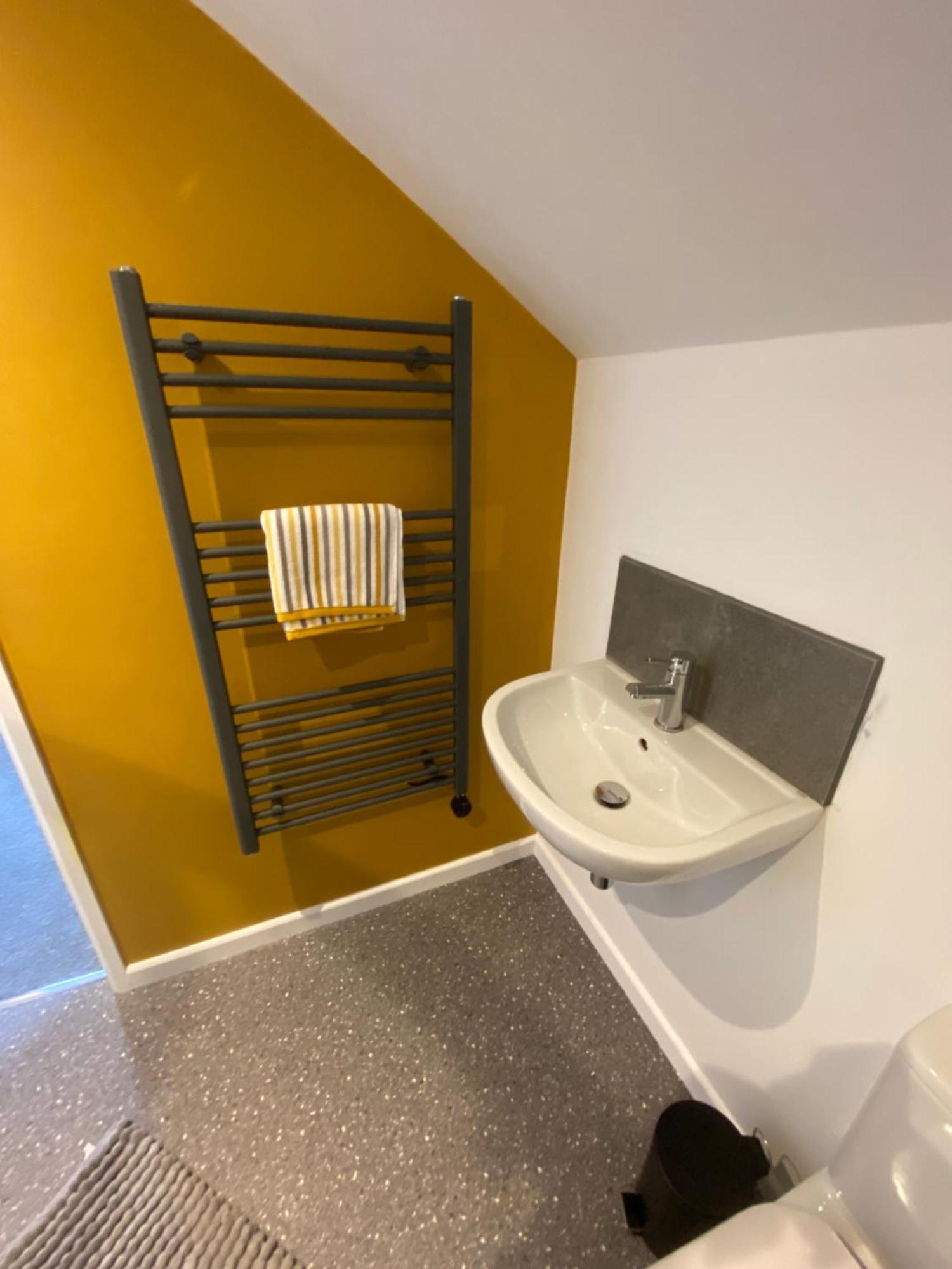 Modern Studio Apartment Set Beneath The Black Mountains A Stones Throw From The Offas Dyke Path Clodock エクステリア 写真